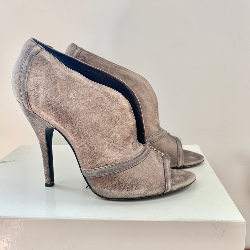 Super chic, sexy metallic booties Sz 10